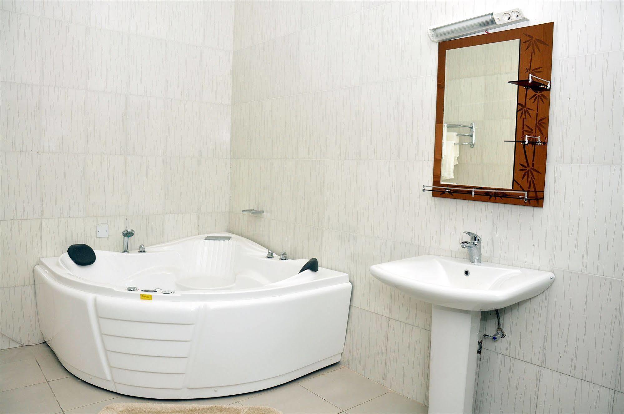 Hemas Hotel Абуджа Екстериор снимка